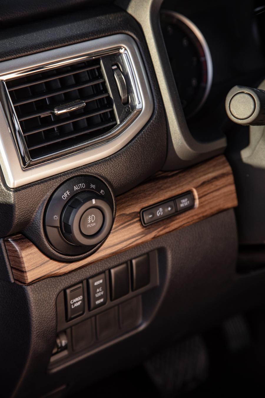 Детали интерьера Nissan Titan SL Crew Cab 2019 года  (фото 28 из 29)